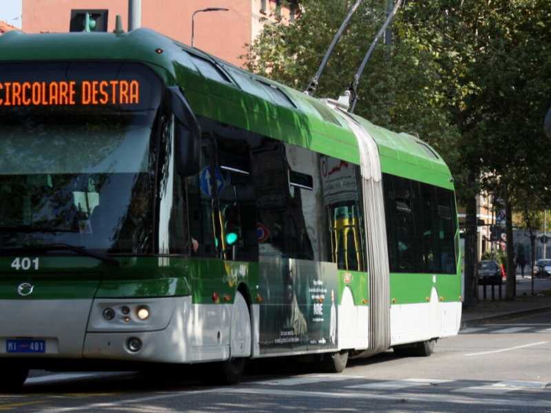 L'uomo nudo, ma con la mascherina, sul filobus