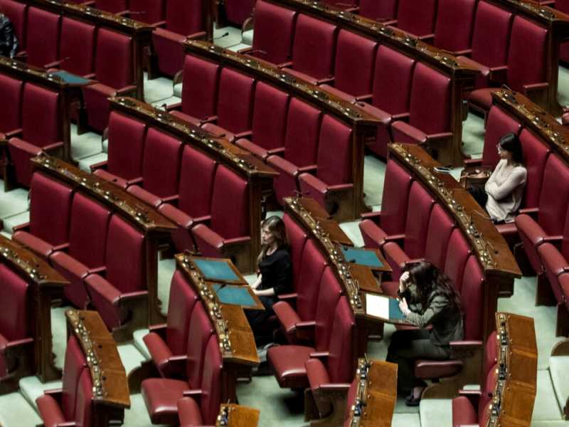La Camera dei deputati semi deserta per il Covid-19 (foto LaPresse)