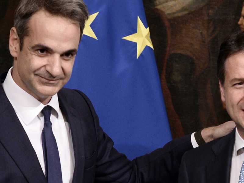 Il primo ministro della Grecia, Kyriakos Mitsotakis, con Giuseppe Conte (foto LaPresse)