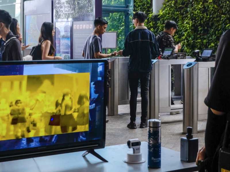 Un termoscanner all'ingresso del parco Gardens by the Bay a Singapore (Foto LaPresse)