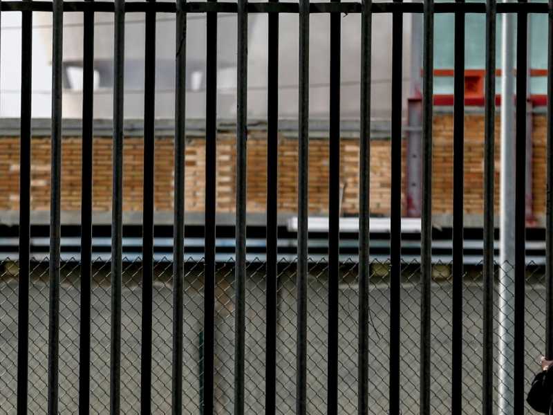 Roma il 9 marzo 2020, rivolta nel carcere di Rebibbia: detenuti incendiano oggetti dentro al carcere fuori i familiari protestano (foto Cecilia Fabiano/LaPresse)