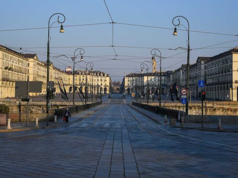 Un'immagine di Torino in lockdown (foto LaPresse)