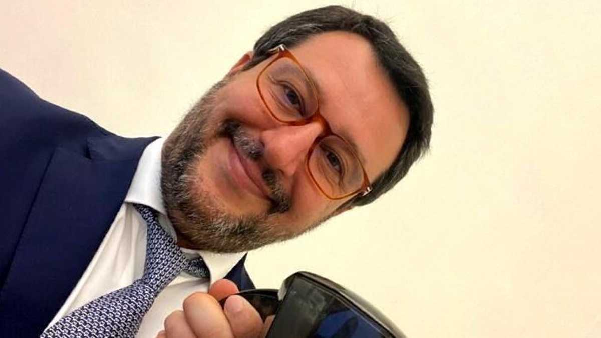 Immagine di Salvini è passato dal dolcevita agli occhiali da pentapartito