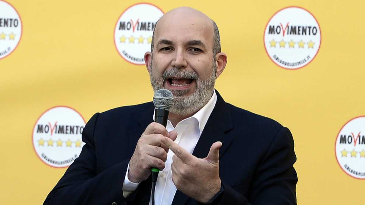 Immagine di Crimi dice al M5s che deve ingoiare il Mes