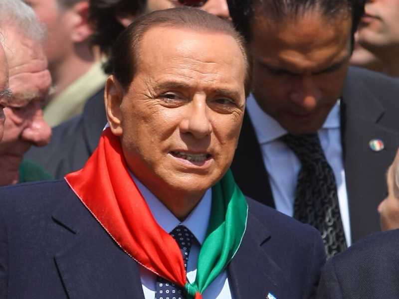 Silvio Berlusconi nel 2009 a Onna per le celebrazioni del 25 aprile (Foto LaPresse)
