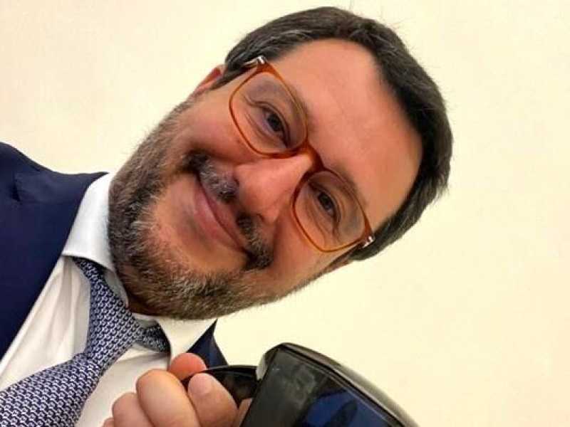 Salvini è passato dal dolcevita agli occhiali da pentapartito