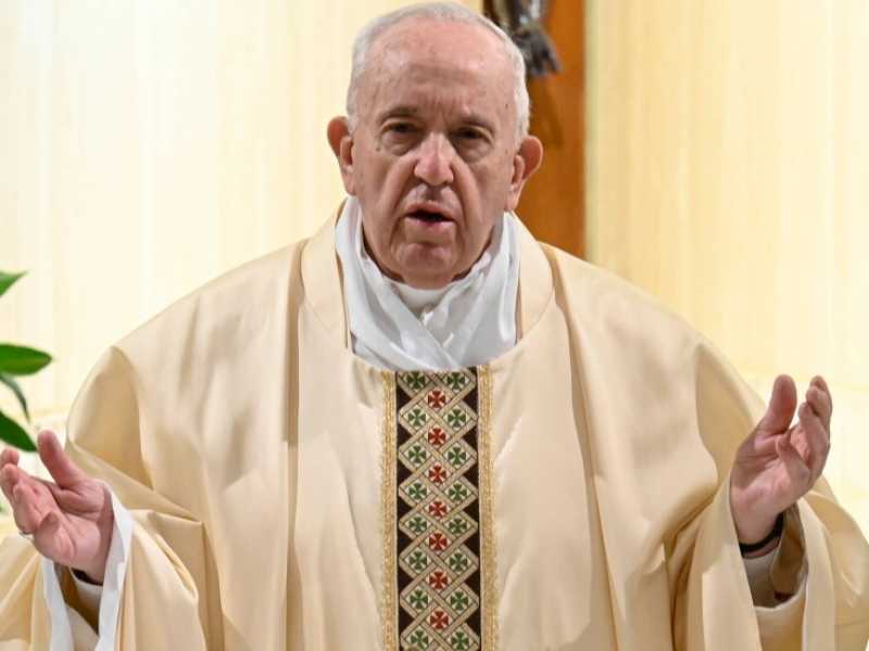 Papa Francesco durante la messa a Santa Marta (foto LaPresse)