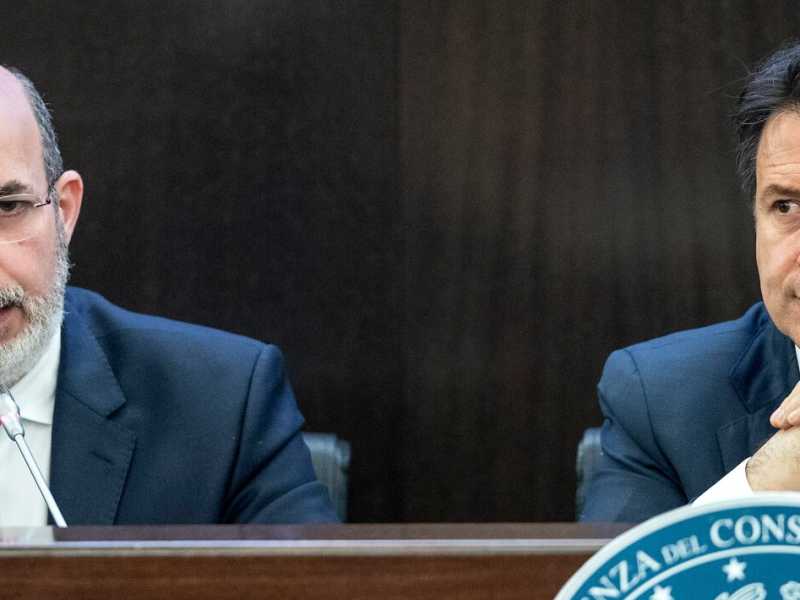 Il reggente del M5s, Vito Crimi, con il premier Giuseppe Conte (foto LaPresse)