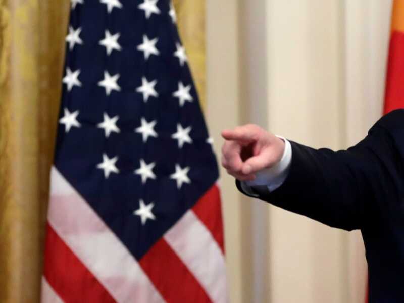 Il presidente Donald Trump prima di firmare un accordo commerciale con il vice premier cinese Liu He, nella stanza est della Casa Bianca, mercoled&igrave; 15 gennaio 2020 - foto LaPresse