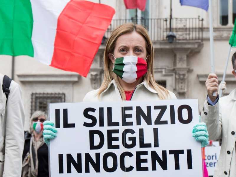 Flash mob di Fratelli d'Italia contro le decisioni del governo in merito alla fase due (LaPresse)