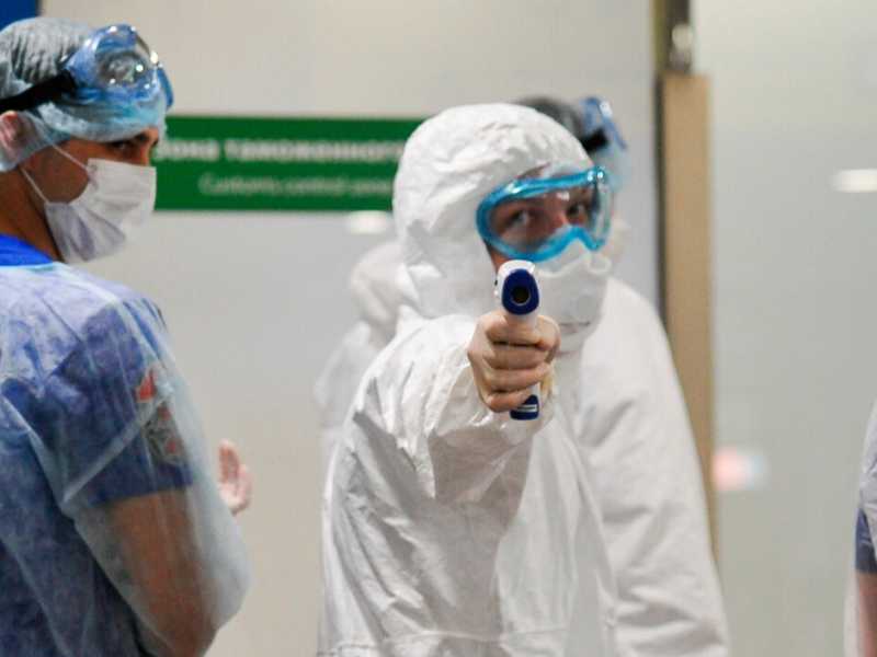 Personale medico con tute protettive anti Covid all&rsquo;aeroporto internazionale Sheremetyevo, fuori Mosca (AP/Aleksandr Avilov)