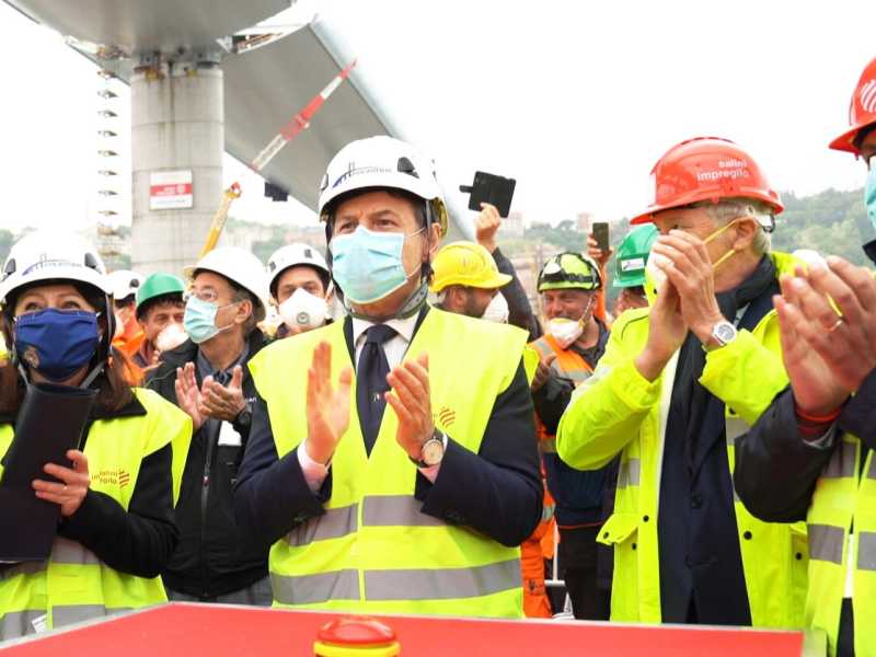 Giuseppe Conte al cantiere del nuovo Ponte Morandi a Genova (foto LaPresse)