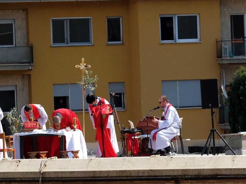 Coronavirus, la domenica delle Palme sul tetto della chiesa di San Pio X alla Balduina (foto LaPresse)