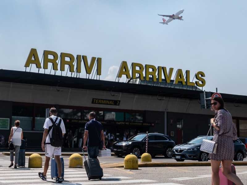 Così le compagnie low cost provano a non rimanere a terra