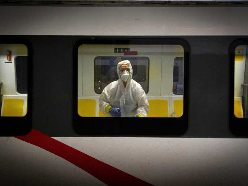 Un operatore sanitarizza una carrozza a Palma di Maiorca (LaPresse)
