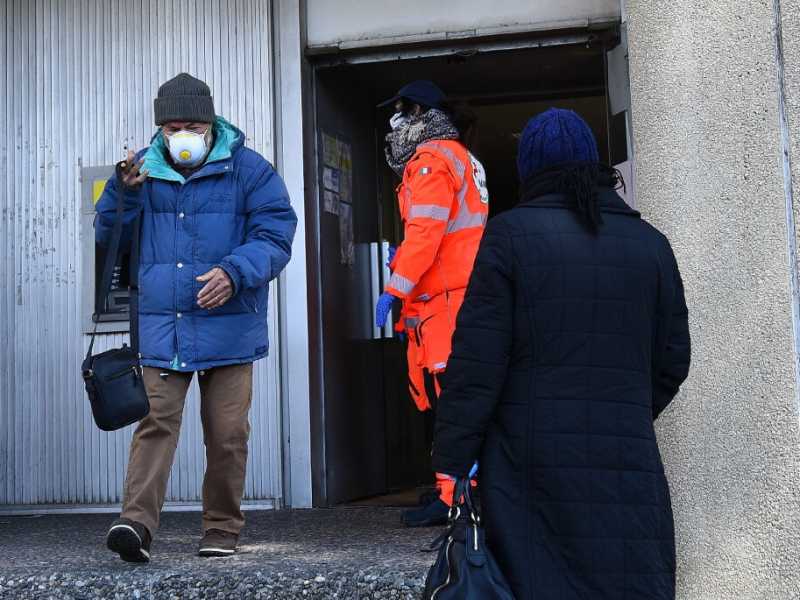 Persone in coda alla posta per ritirare le pensioni, a Baronissi (foto LaPresse)