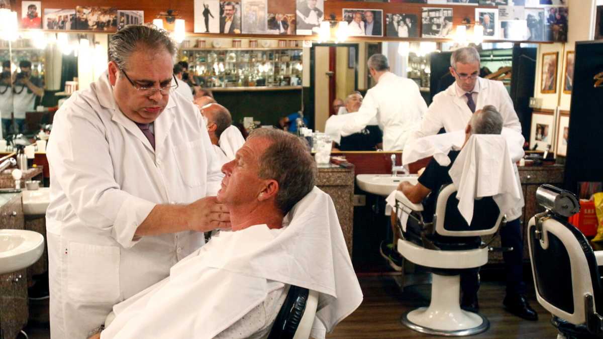 Immagine di Il destino sospeso di barba e capelli, tra sicurezza e botteghe da non abbandonare