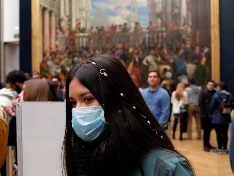 Visitatori al Louvre di Parigi, prima del lockdown (foto LaPresse)