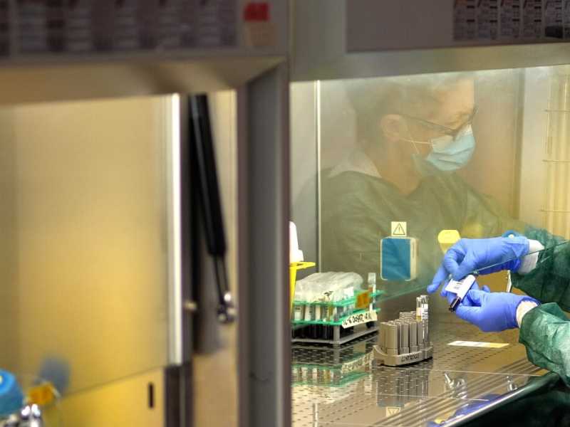 Coronavirus, il laboratorio analisi al Covid 4 hospital di Roma (LaPresse)