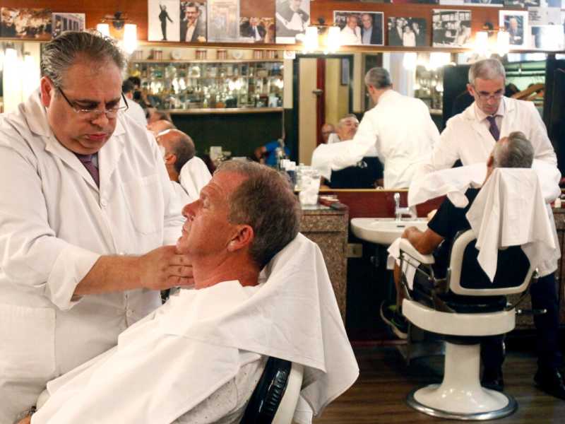 L'Antica Barbieria Colla, prima del lockdown (foto LaPresse)