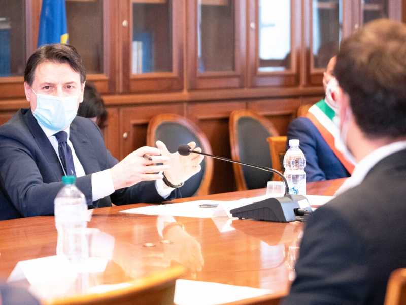 Il presidente del Consiglio Giuseppe Conte nei giorni scorsi in Lombardia per la prima volta dall&rsquo;inizio dell&rsquo;epidemia. Nella foto LaPresse, l&rsquo;incontro di ieri con i sindaci del Lodigiano
