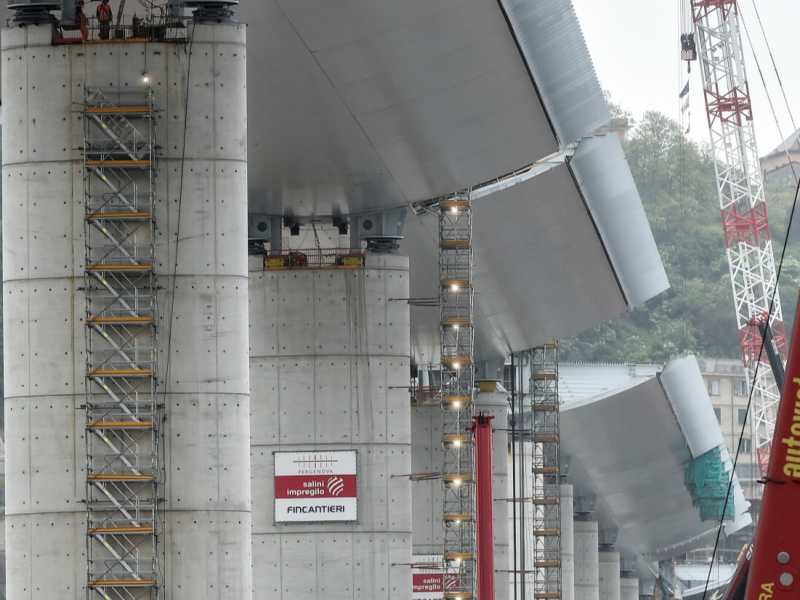 I piloni del nuovo ponte di Genova (LaPresse)