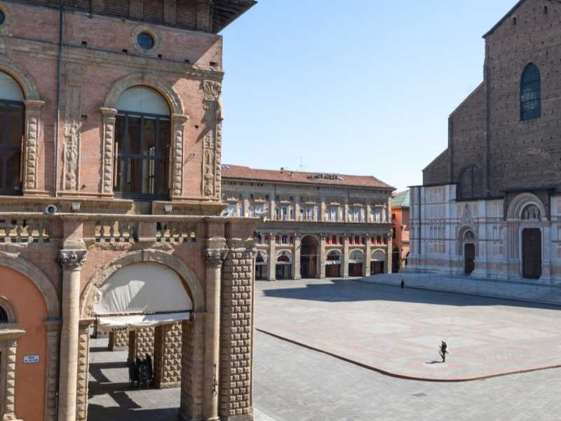 Le piazze vuote sono inquietanti, perch&eacute; sono l&rsquo;utopia realizzata di una generale aspirazione al controllo sociale totale, tutto il contrario della citt&agrave; ideale delle tre pale di Urbino: foto LaPresse