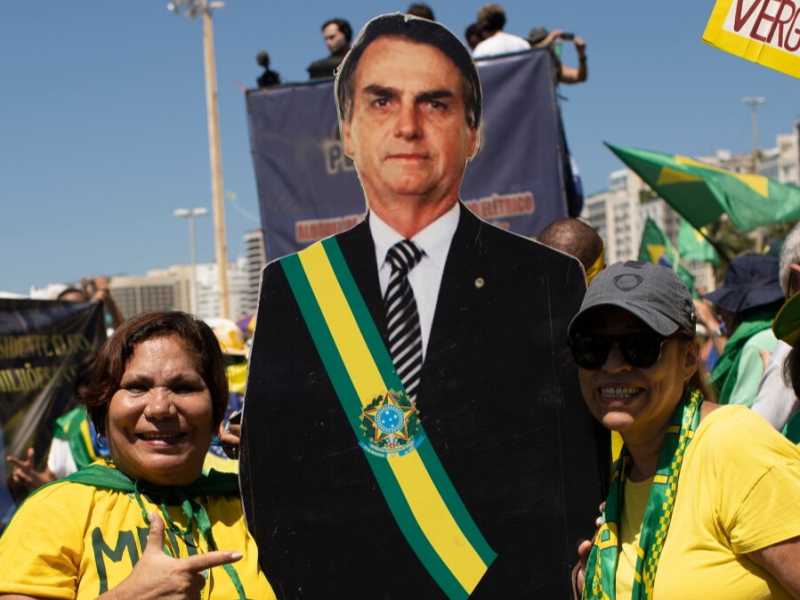 Brasile, sostenitori di Bolsonaro scendono in strada (LaPresse)
