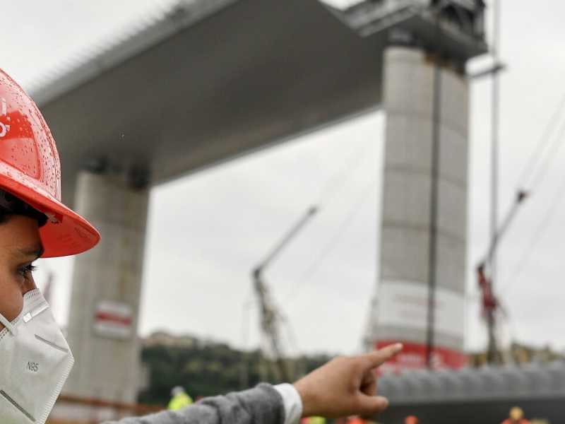 Varo dell'ultimo impalcato che completa la struttura del nuovo Ponte di Genova (foto LaPresse)