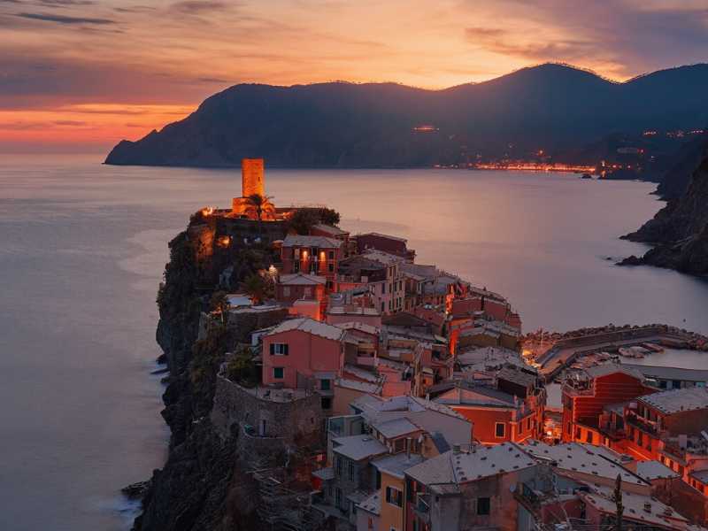 Vernazza, uno dei borghi secolari che costituiscono le Cinque Terre, sulla costa ligure (foto Anders Jild&eacute;n via Unsplash)