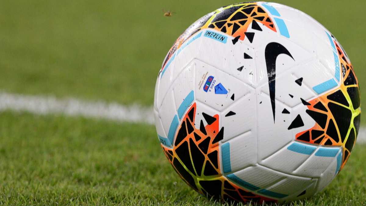 Immagine di Il calcio riparta dai palloni disinfettati