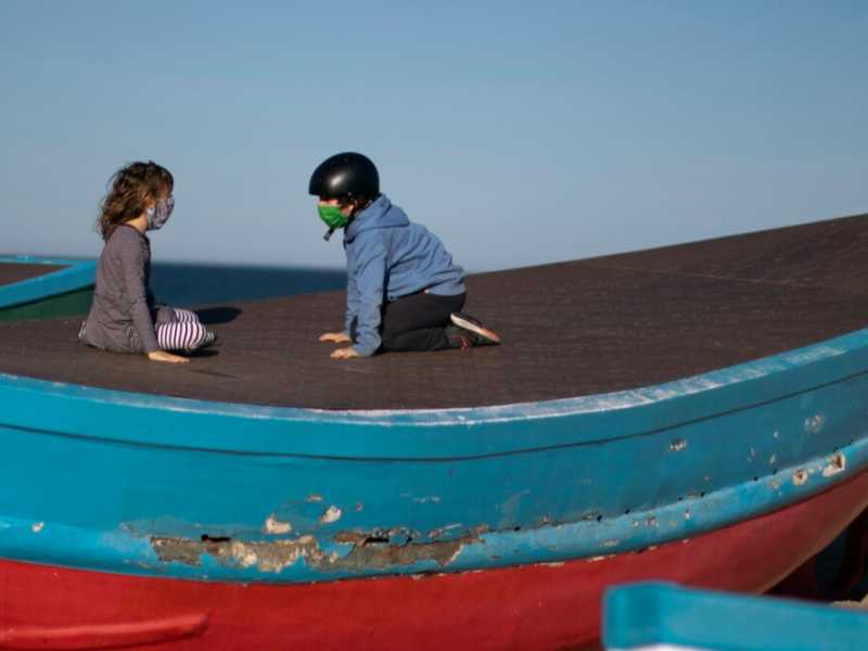 Due bambini fotografati sulla spiaggi di Badalona in Spagna (foto LaPresse)