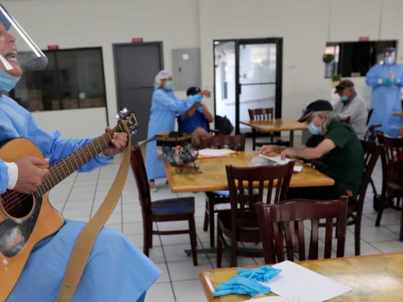 Intrattenimento live in una casa d&rsquo;accoglienza per senzatetto a North Miami, Florida (Foto Ap / Lynne Sladky)