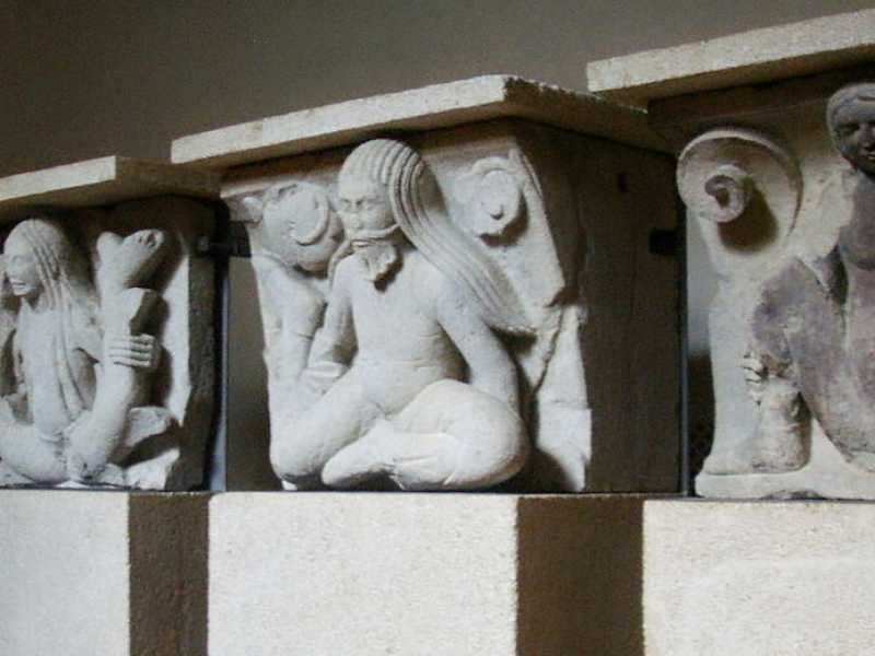 Metope che raffigurano la Potta di Modena
