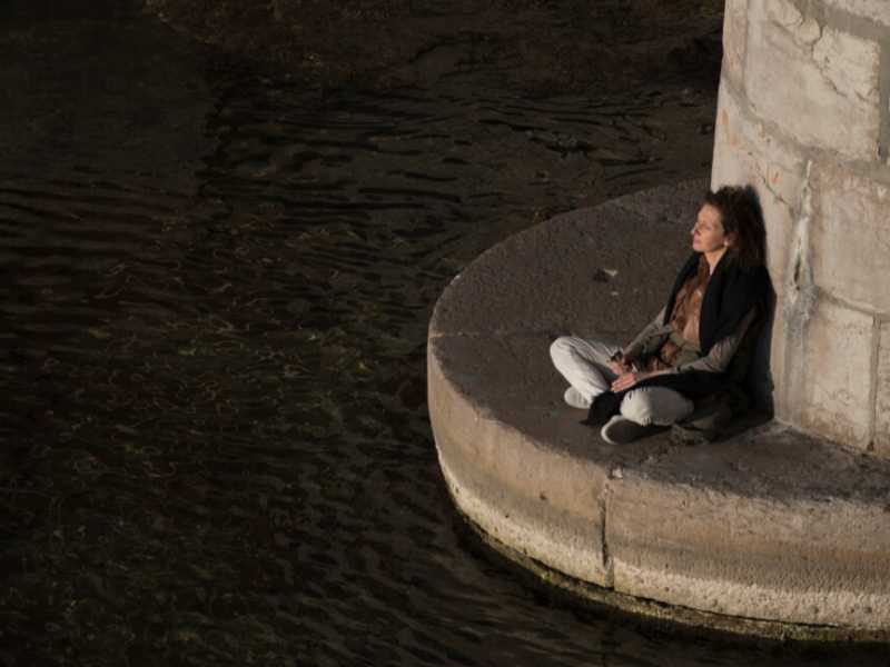 Una donna prende il sole sulla costa di Marsiglia durante il lockdown (LaPresse)