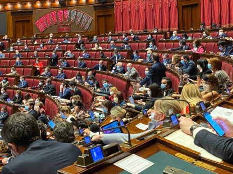 L'aula di Montecitorio piena (foto Twitter Claudio Cerasa)