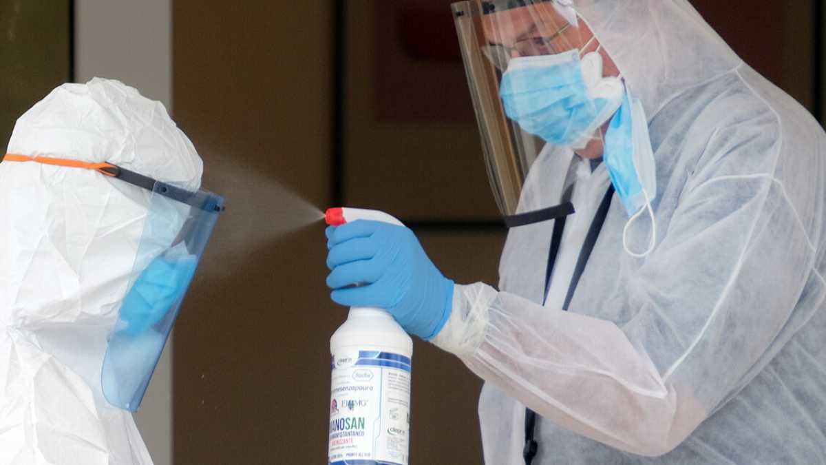 Immagine di Sono stati eroi per qualche settimana, ora i medici sono diventati untori