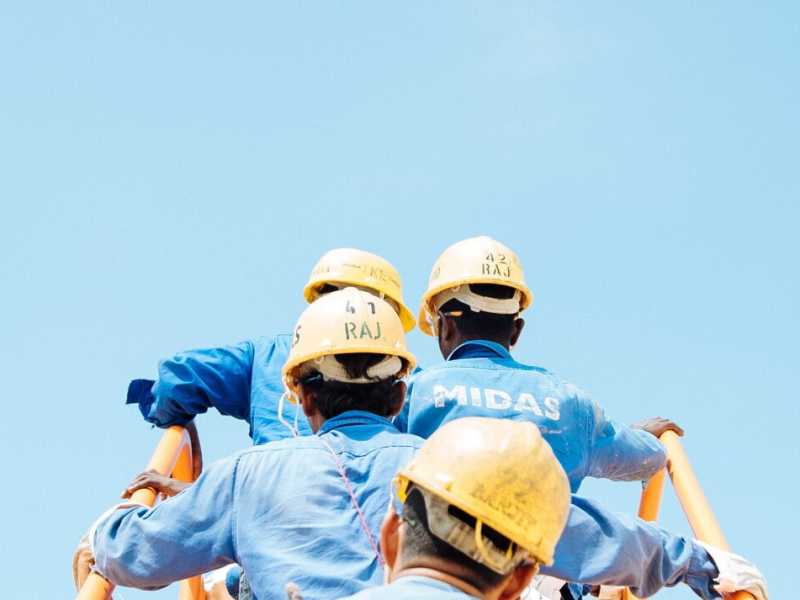 Lavoratori di un cantiere navale di Singapore sbarcano una nave a gas durante un'esercitazione antincendio pianificata (foto Foto di Sol via Unsplash) 