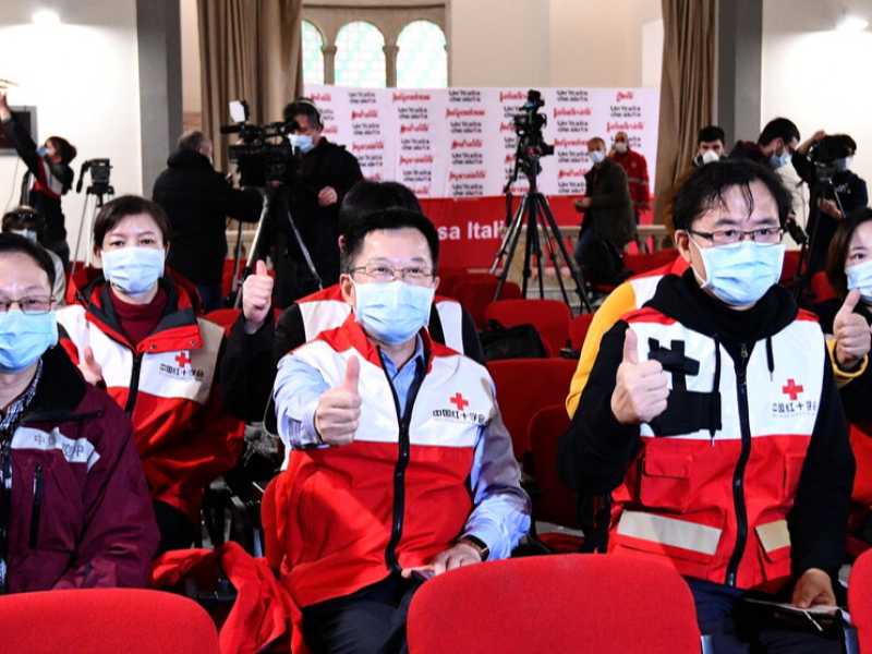 La conferenza stampa dello scorso marzo con il team di medici cinesi arrivato a Roma (foto LaPresse)