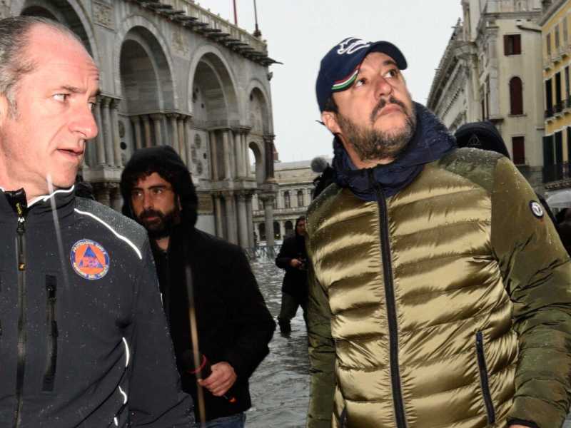 Luca Zaia e Matteo Salvini a Venezia durante l'Acqua alta dello scorso novembre (foto LaPresse)