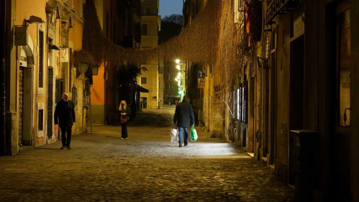 Immagine di Terremoto, tutti in strada con la mascherina. Cronaca dal mondo alla rovescia