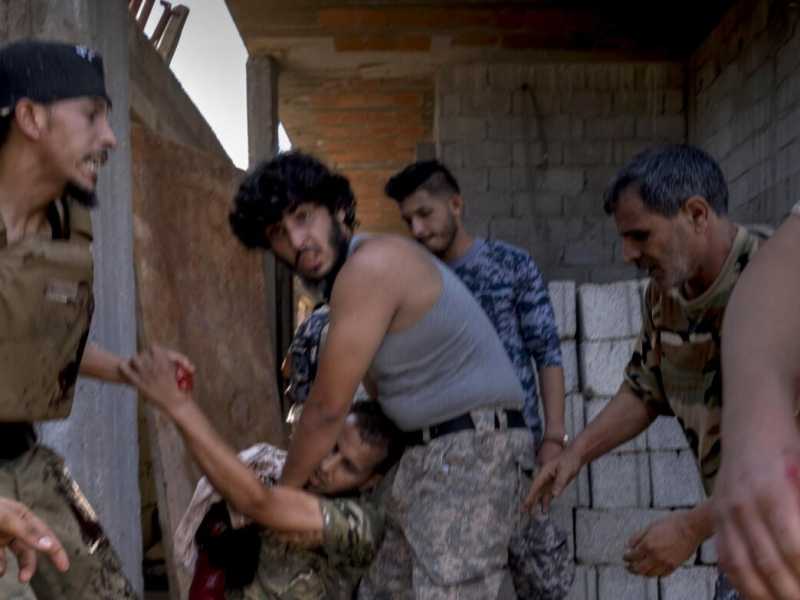 Un combattente dell'unit&agrave; 'Shelba' alleata del Gna, ferito durante i combattimenti di stamattina a Salahaddin, periferia sud di Tripoli (AP Photo/Ricard Garcia Vilanova, File)