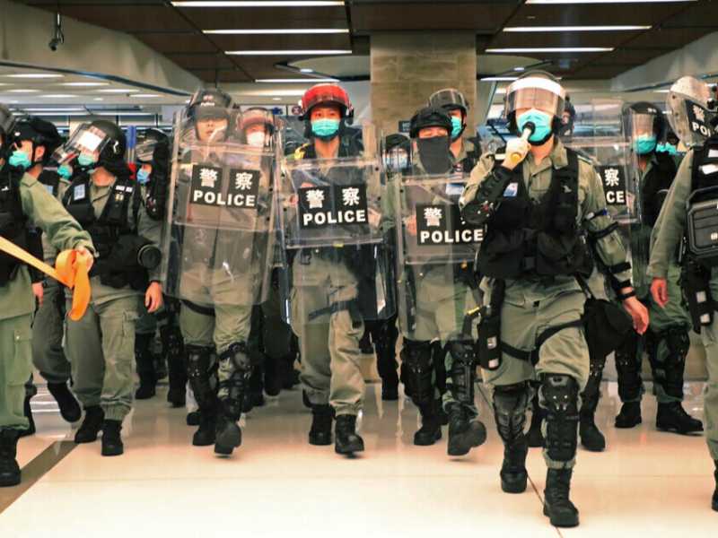 Forze di polizia disperdono dei manifestanti a Hong Kong (foto LaPresse)