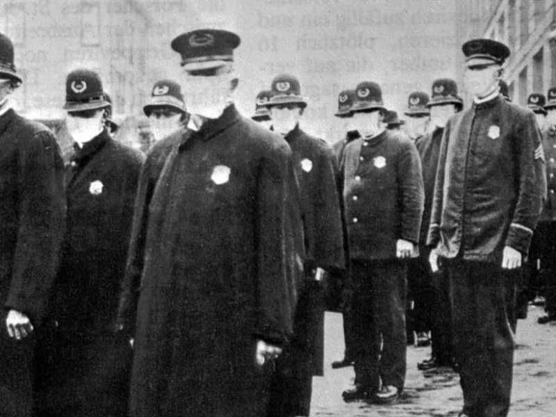 Poliziotti americani con la mascherina durante l'influenza spagnola (foto LaPresse)