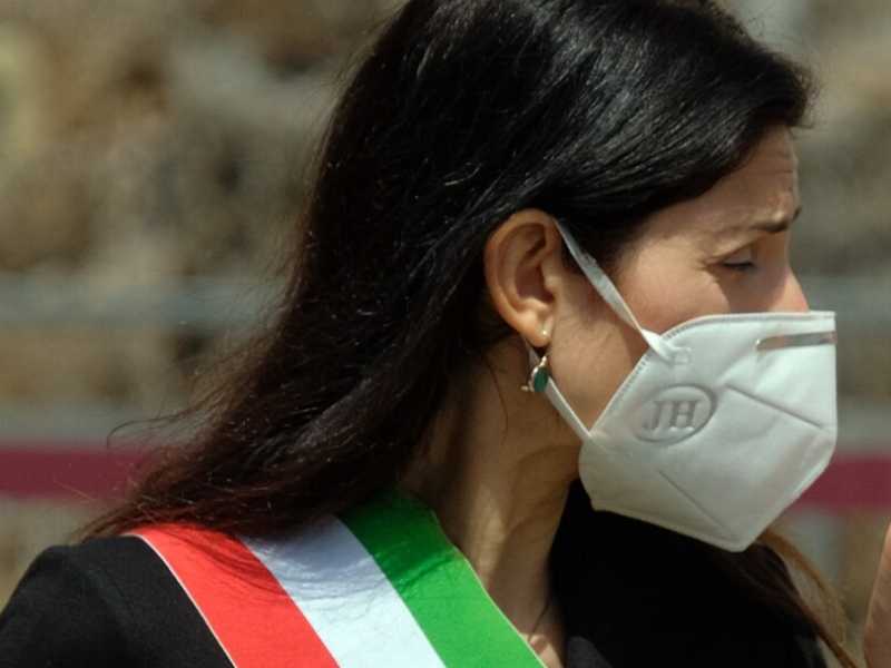 Virginia Raggi, posseduta sin dall&rsquo;inizio della Dictablanda da una disposizione bellica contro chi violasse la quarantena, ha schierato pattuglie di vigili e droni (foto LaPresse)