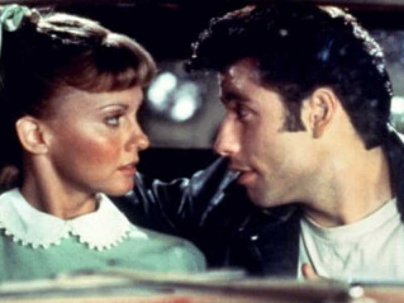 La celebre scena del drive-in in &ldquo;Grease&rdquo;, film del 1978 diretto da Randal Kleiser e con John Travolta e da Olivia Newton-John (Wikipedia)
