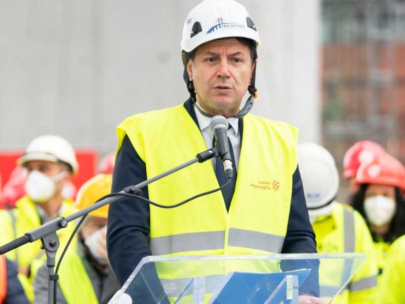 Giuseppe Conte a fine aprile alla cerimonia per il varo dell'ultima campata del nuovo viadotto di Genova (foto LaPresse)