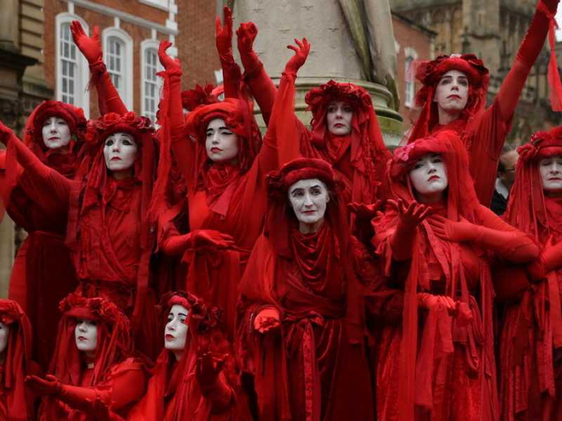 Attivisti di Extinction Rebellion a una manifestazione per il clima di Bristol (foto LaPresse)