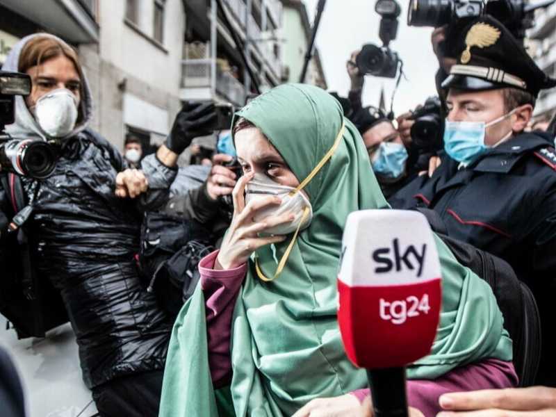 Silvia Romano torna a casa nel suo quartiere a Milano  Milano11-05-2020SL Silvia Romano torna a casa: la volontaria liberata &egrave; arrivata nel suo quartiere a Milano  (foto LaPresse)