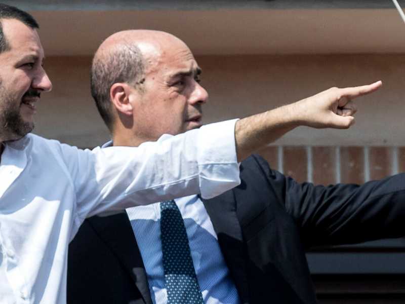 Matteo Salvini e Nicola Zingaretti presenziano alla demolizione di una proprietà dei Casamonica, nel giugno 2018 (foto LaPresse)